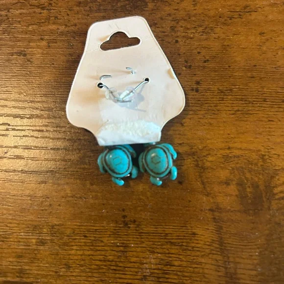 Fashion Jewelry Turquoise colored turtle Earrings - Picture 2 of 2